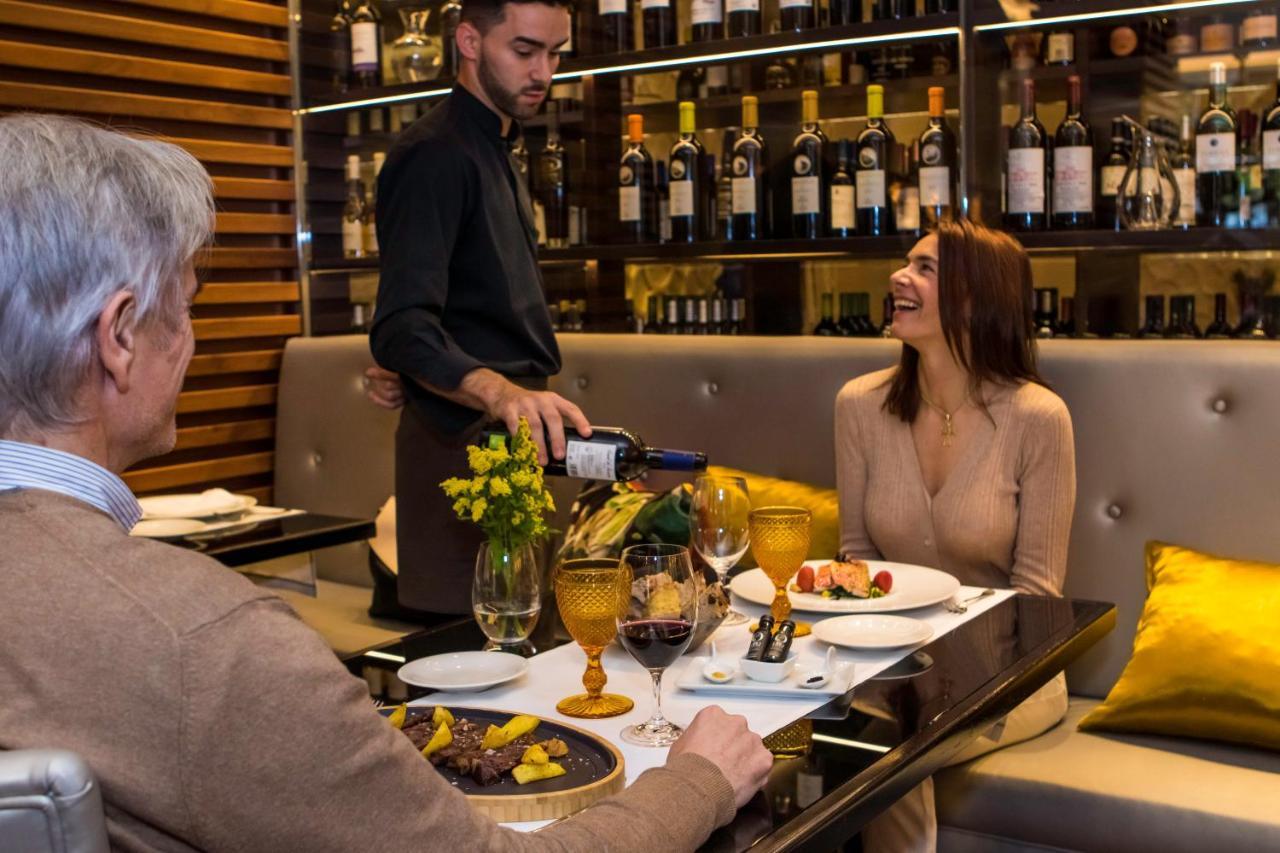Gran Hotel Nagari Boutique & Spa Vigo Eksteriør billede A sommelier serving wine