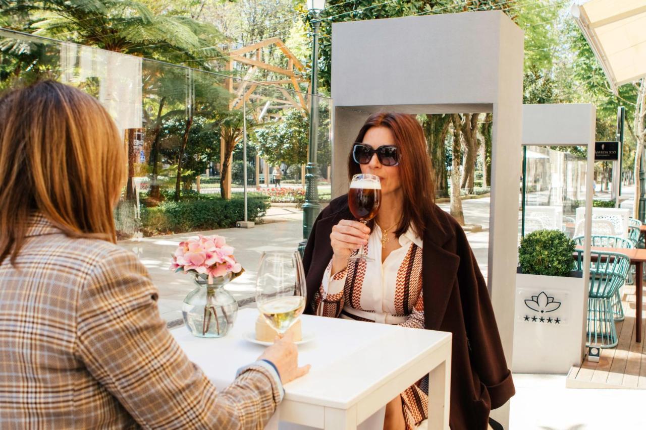 Gran Hotel Nagari Boutique & Spa Vigo Eksteriør billede A woman drinking coffee