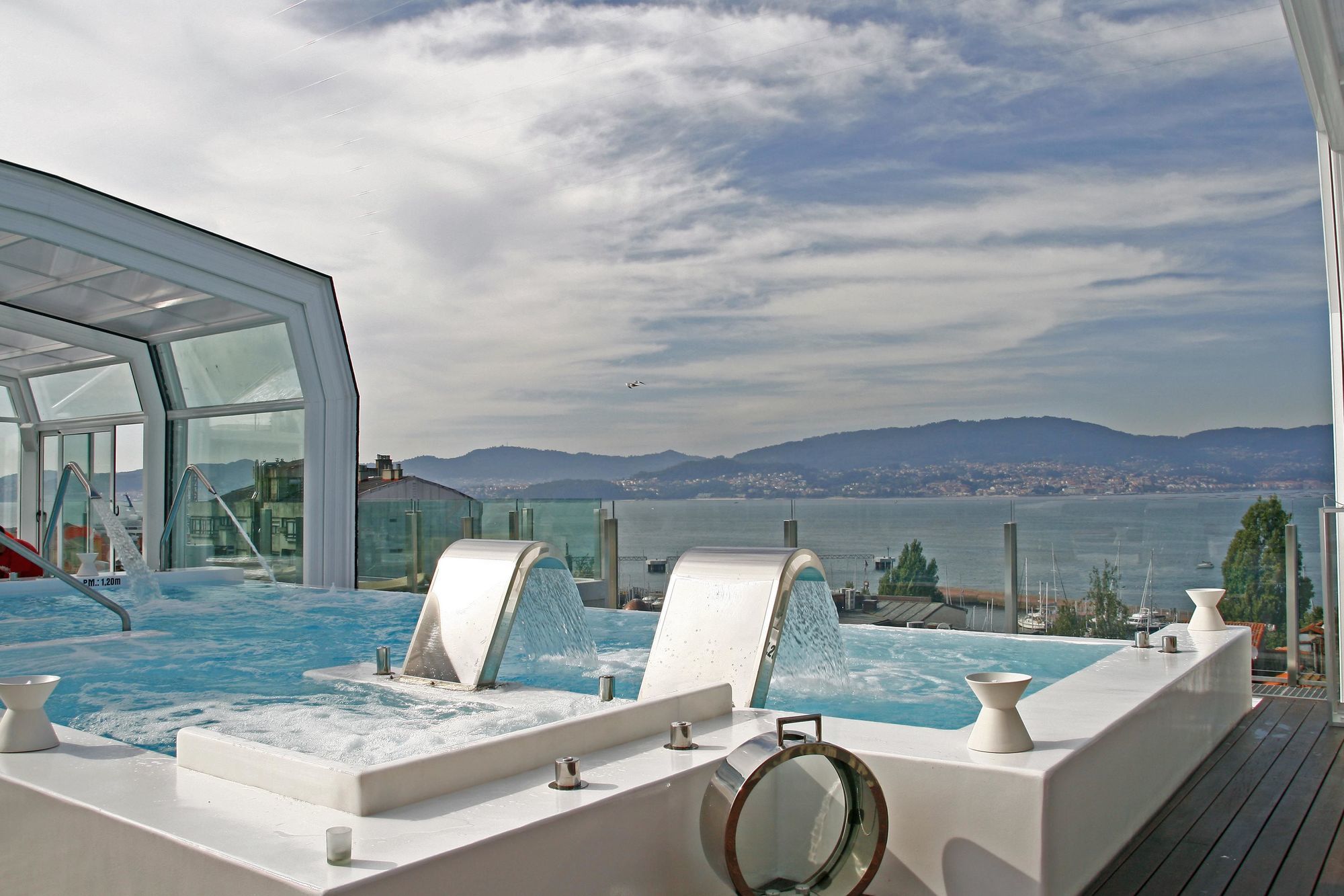 Gran Hotel Nagari Boutique & Spa Vigo Eksteriør billede The rooftop pool at the hotel