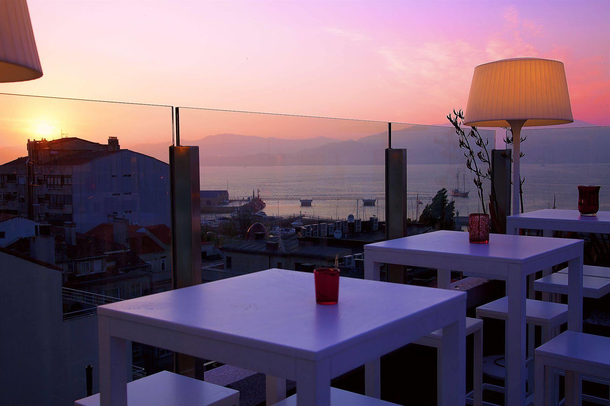 Gran Hotel Nagari Boutique & Spa Vigo Eksteriør billede Sunset at the bar